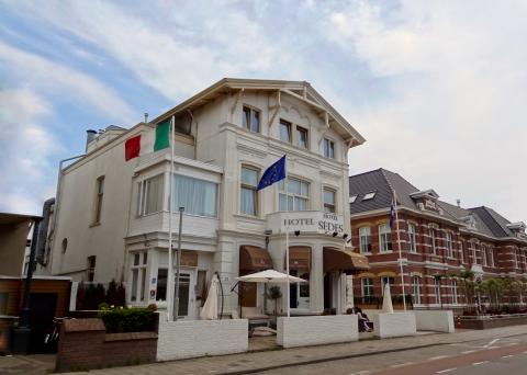 Hotel-070-Den-Haag.nl | Hotel Sedes ligt op steenworp afstand van het strand van Scheveningen. Pak een terrasje op de gezellige boulevard, bezoek het Museum Beelden aan Zee of ga shoppen in de Palace Promenade. | Scheveningen | 070 | Zuid-Holland